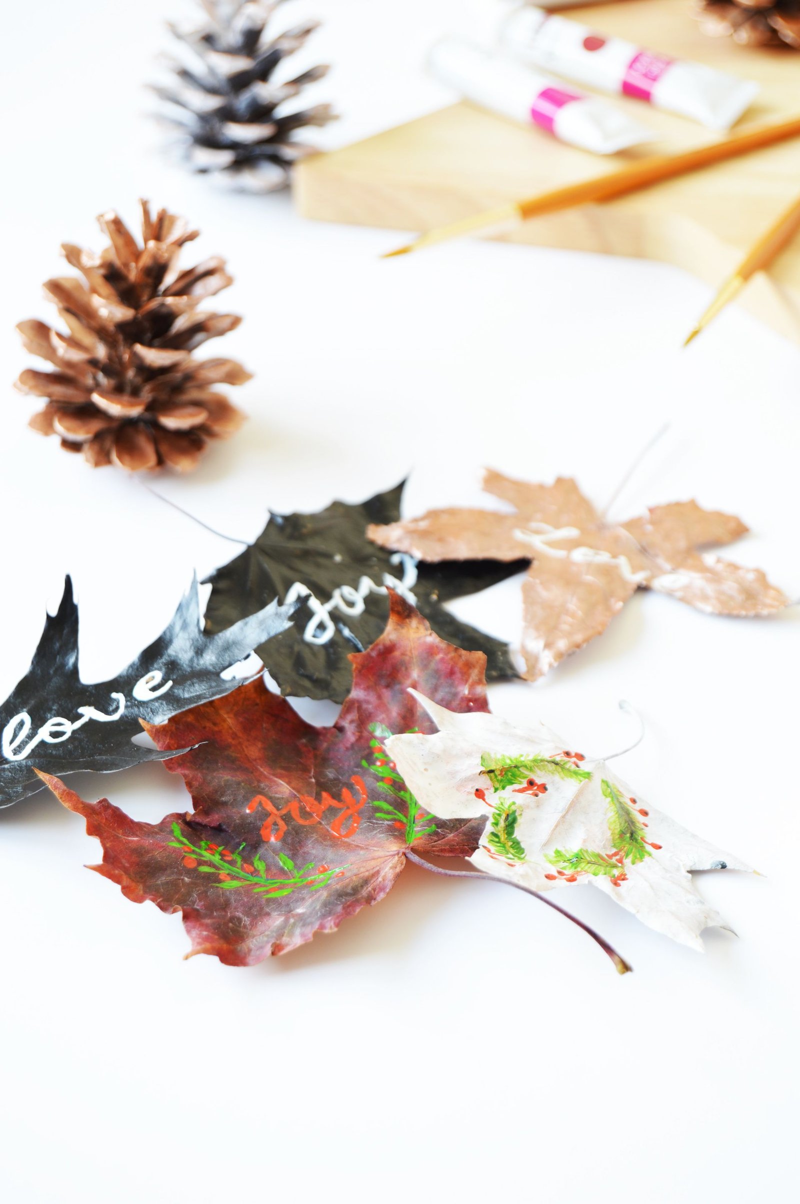 Why don't you make your gifts more personalised this year? Instead of using store bought gift tags, how about making your own gift tags with leaves? DIY Leaf gift tags are easy to make and it will make your gifts stand out. 