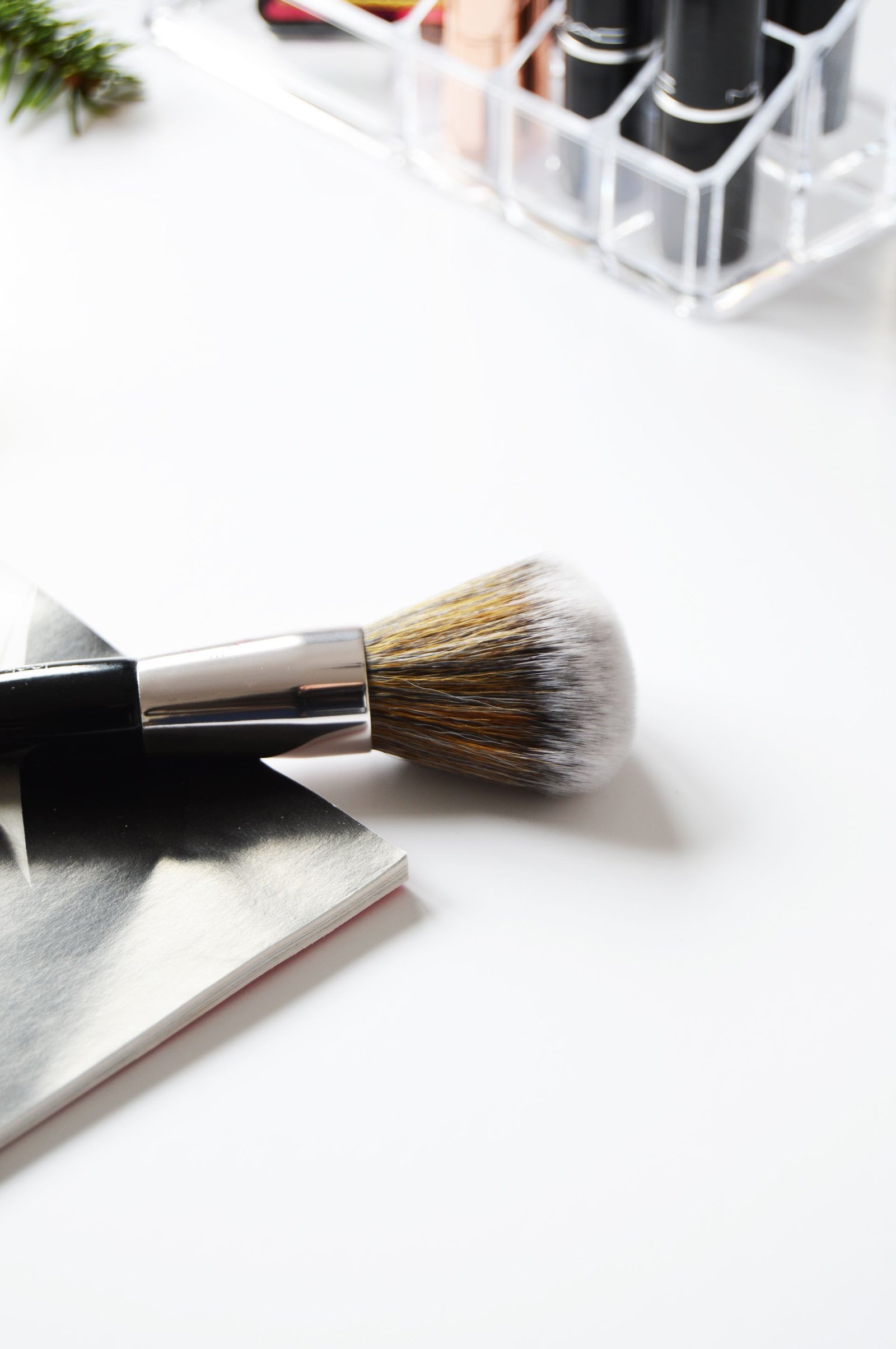 Look Good Feel Better Mini Powder Brush has super-soft Taklon (synthetic fibre) bristles. It is cruelty free and suitable for sensitive skin. Applying powder is so easy and even with these densely packed bristles.
