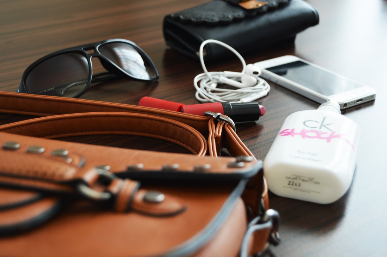 Weekend Bag Essentials | Wekends should be relaxing so having a smaller bag with essentials is the best one. Check out the weekend handbag essentials
