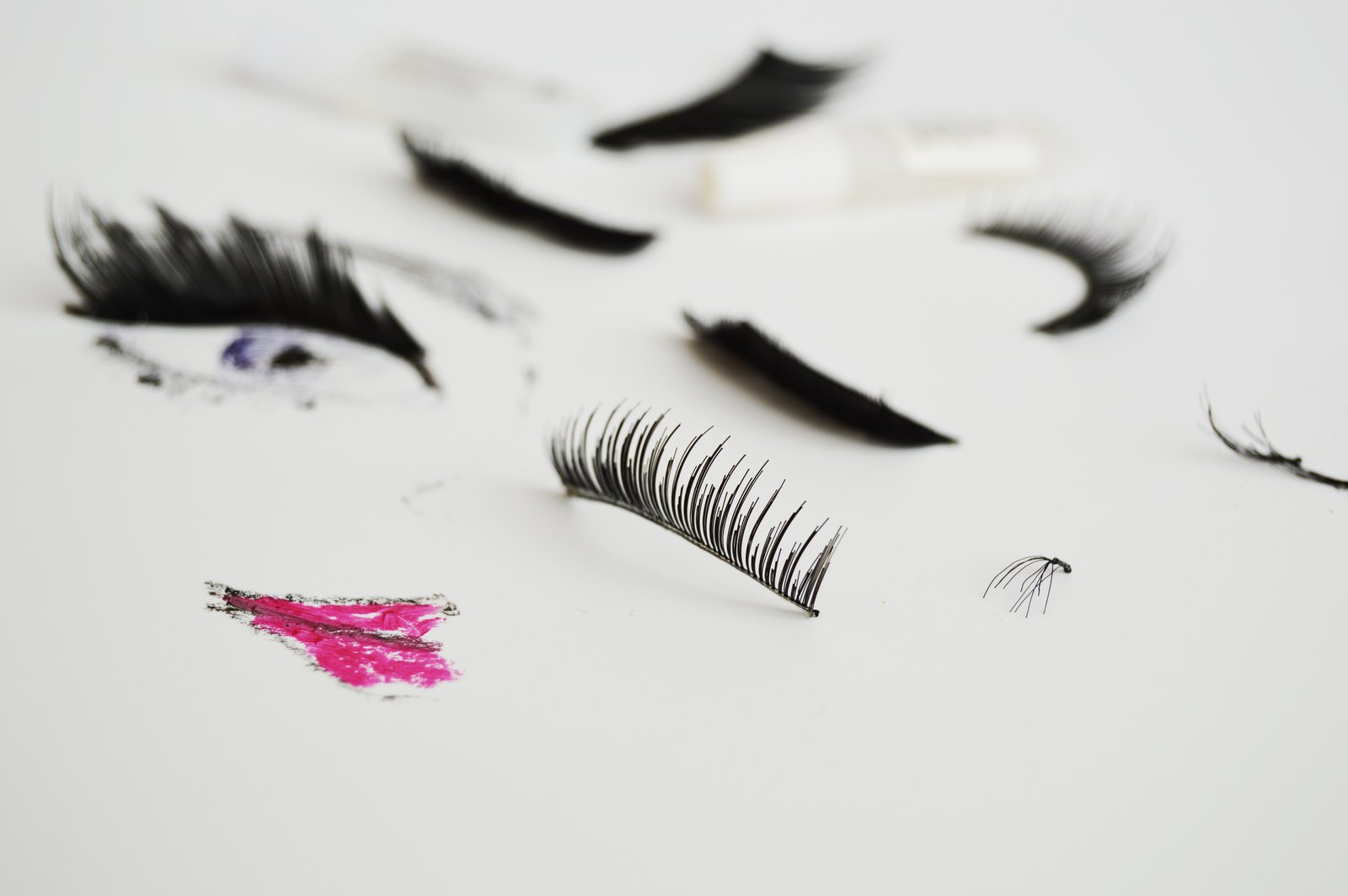 How to apply false eye lashes | They look good, however they are not easy to apply, find out which eye lashes to choose and how to apply.