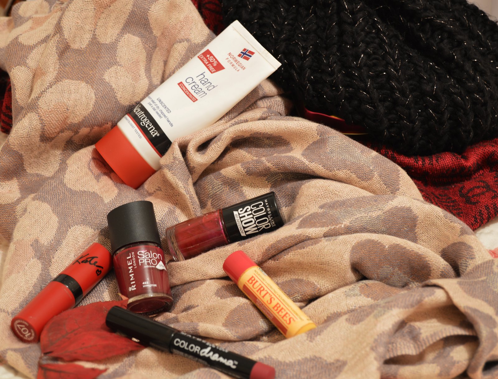 Autumn Essentials | As the season changes, essentials change too. Autumn essentials can be anything from hat to scarf, click through to find out more about Autumn essentials.