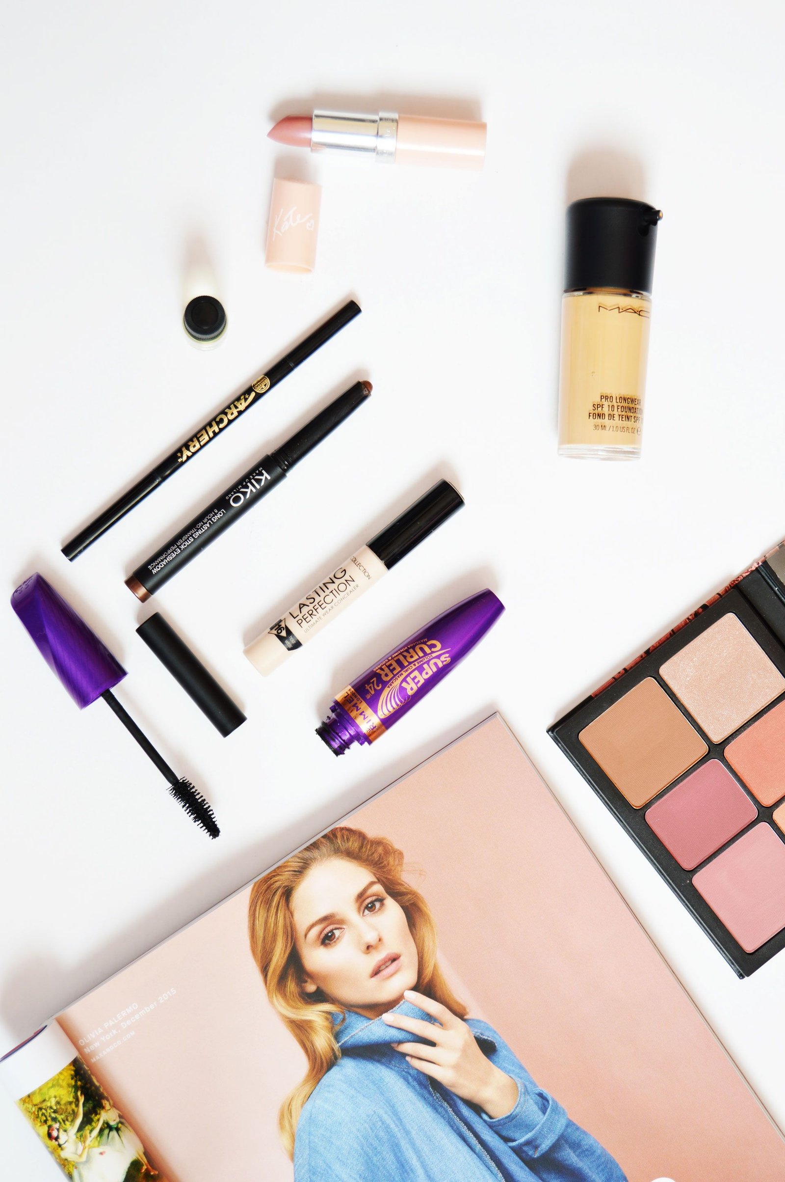 Everyday Nude Makeup Look | Flawless base with minimal eye makeup and contoured cheekbones, nude makeup looks better when face features are all defined. Click through to check out how to achieve everyday nude makeup look.