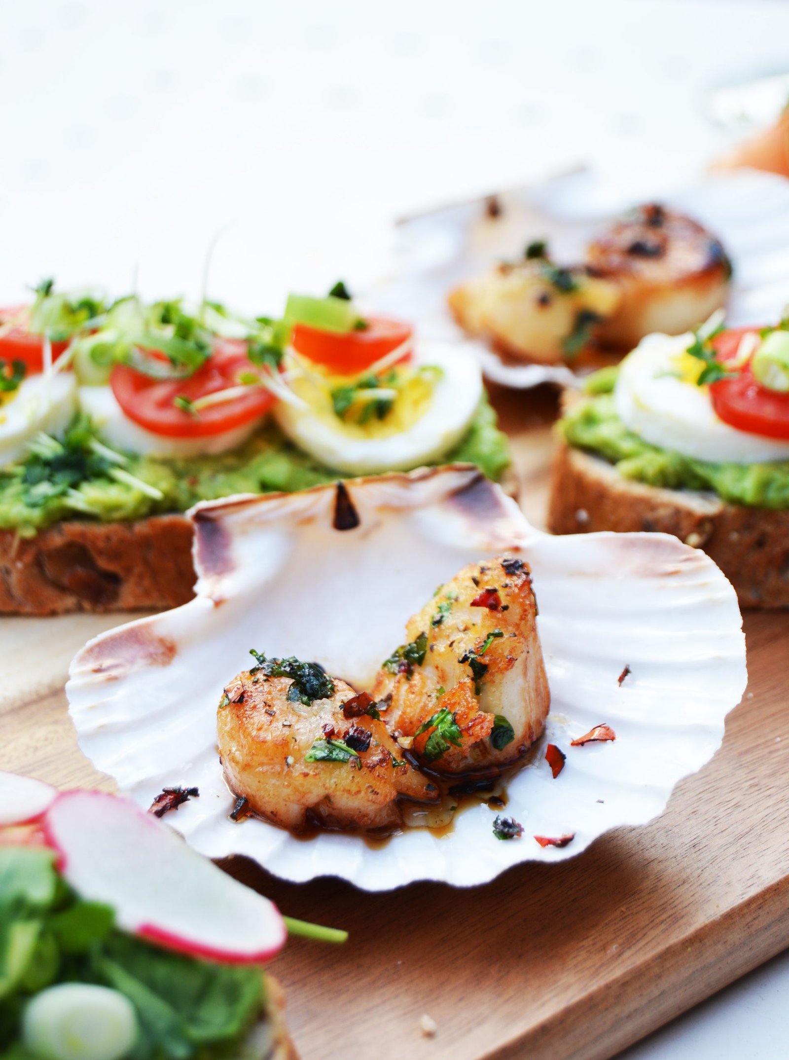 Pan Seared Scallops with Lime Chilli and Coriander is a quick, healthy and delicious appetiser. When you want something quick but fancy then you should try these pan seared scallops.
