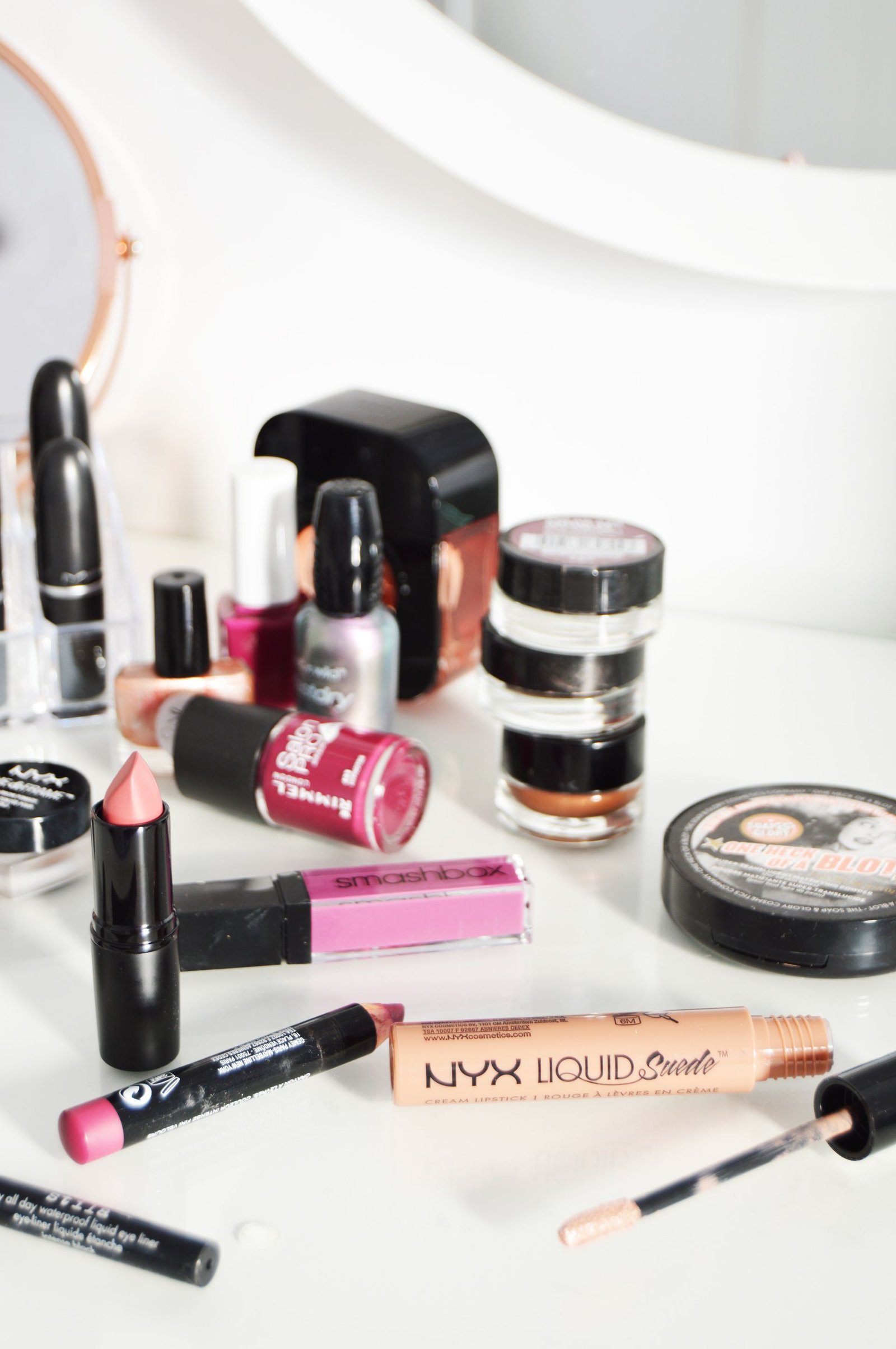 How to transition your makeup from summer to autumn... The easiest way of transforming the makeup is to change the colours rather than going for heavy products. Changing the colour will put you in autumn mood instantly.