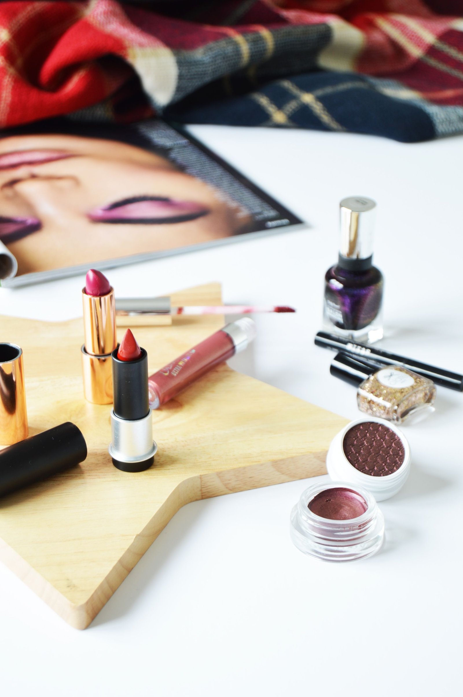 2016 autumn colours for autumn makeup - Autumn is all about berry/burgundy tones and colourful makeup. Instead of sticking to neutrals, why don't you try something different? Autumn makeup shouldn't be boring but joyful.