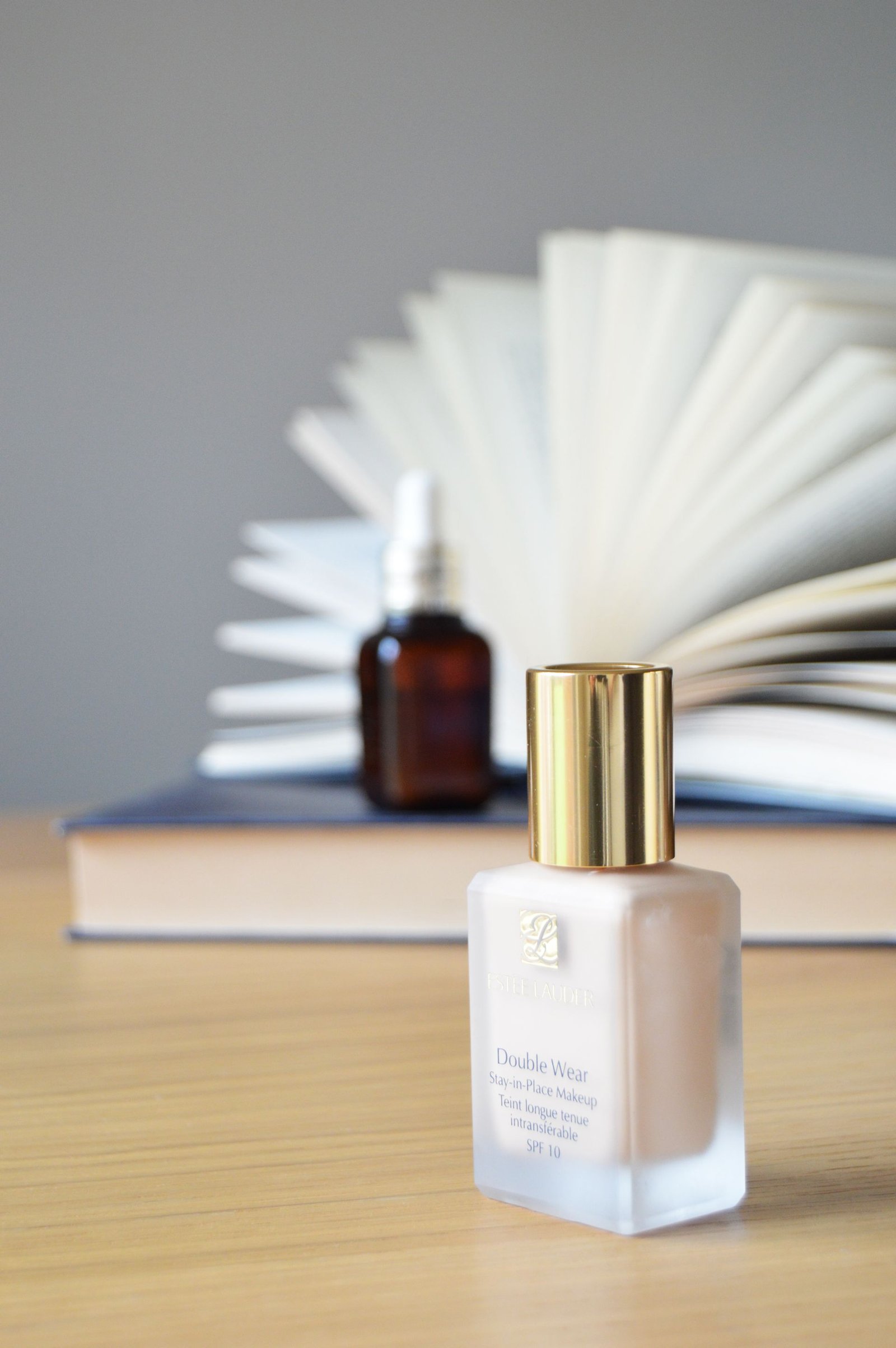 Trustworthy Makeup - Trusty Foundation Estee Lauder Double Wear. When you cover over 90% of your face with foundation, you expect it to make your skin flawless without causing any breakouts. Estee Lauder double wear foundation is one of the foundations that give full coverage without messing up the skin.