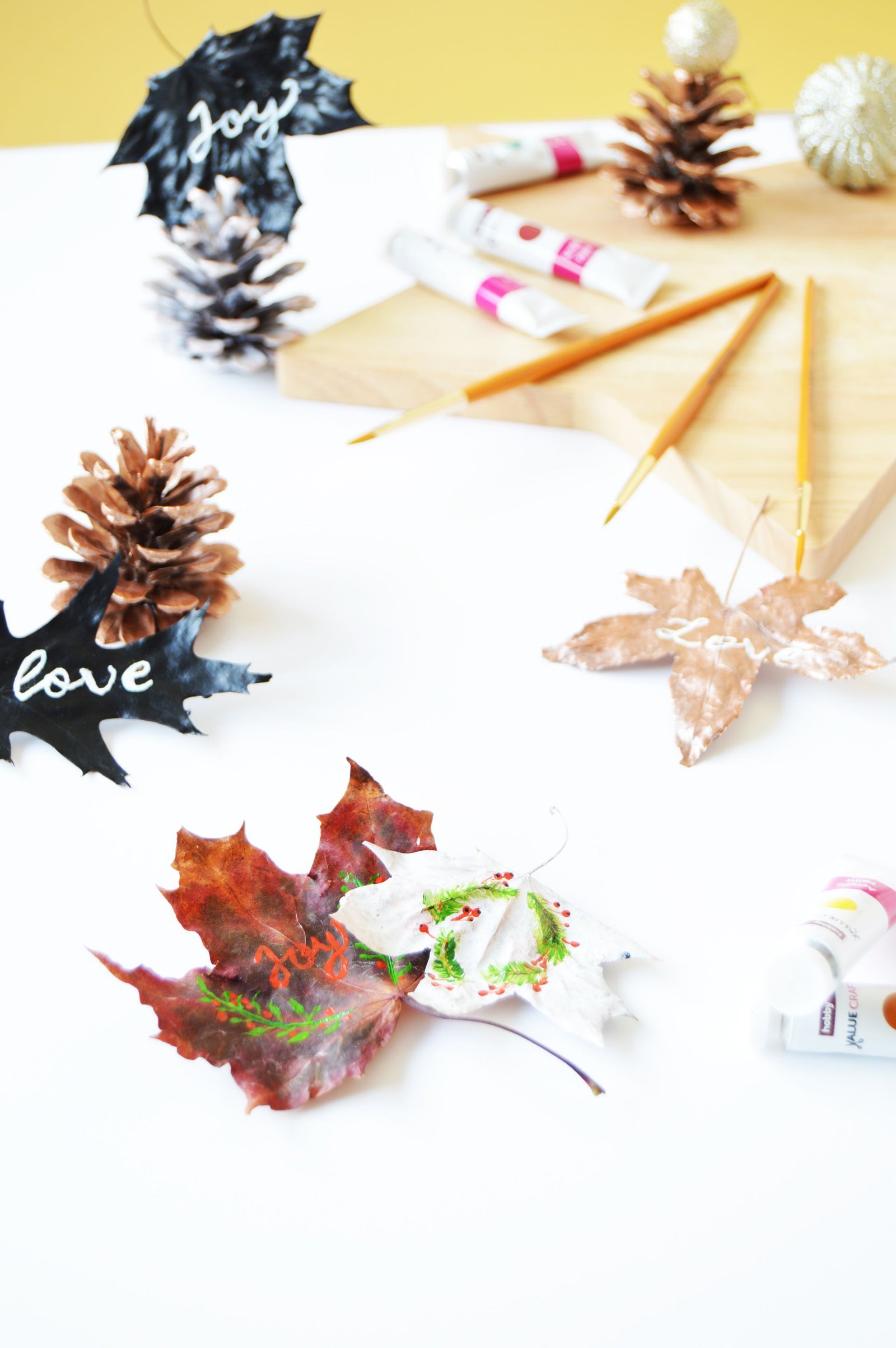 Why don't you make your gifts more personalised this year? Instead of using store bought gift tags, how about making your own gift tags with leaves? DIY Leaf gift tags are easy to make and it will make your gifts stand out.