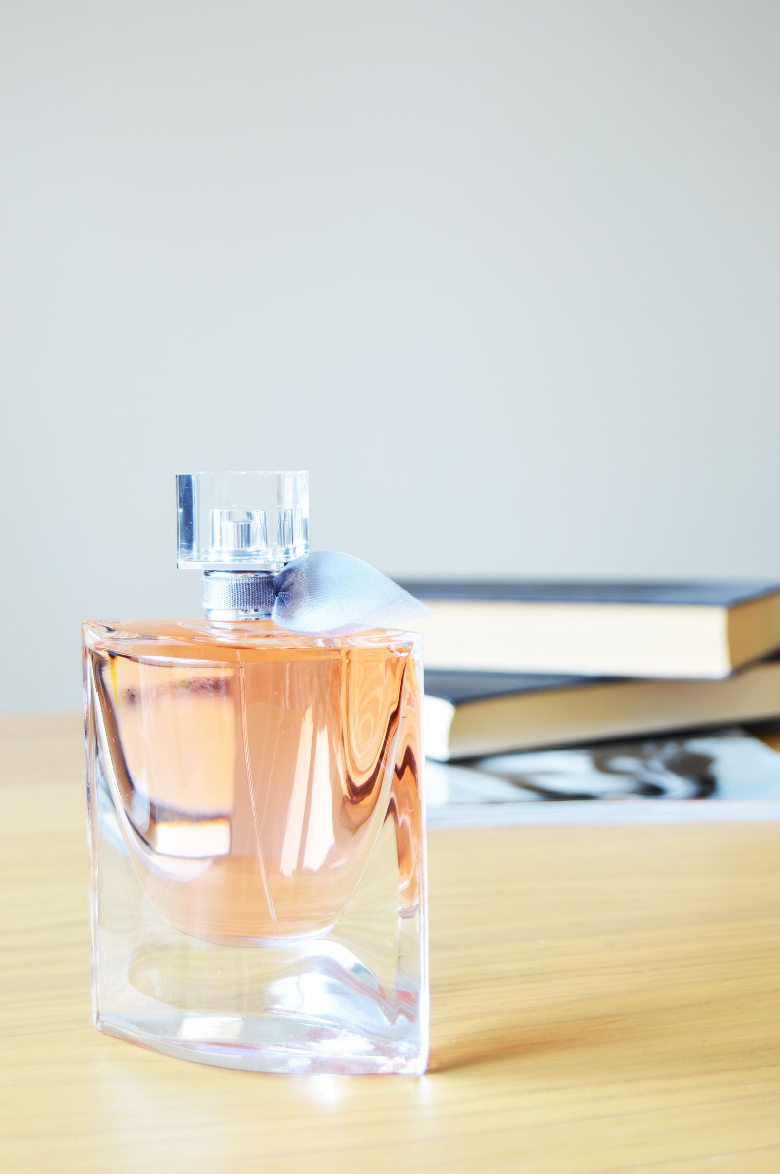 Lancome La Vie Est Belle is a long lasting perfumes which is suitable for autumn&winter. This scent will wrap you up and it won’t fade easily. If you want to leave a trail of perfume everywhere you go, you might want to check this out. Check out the post to find out more about La Vie Est Belle.