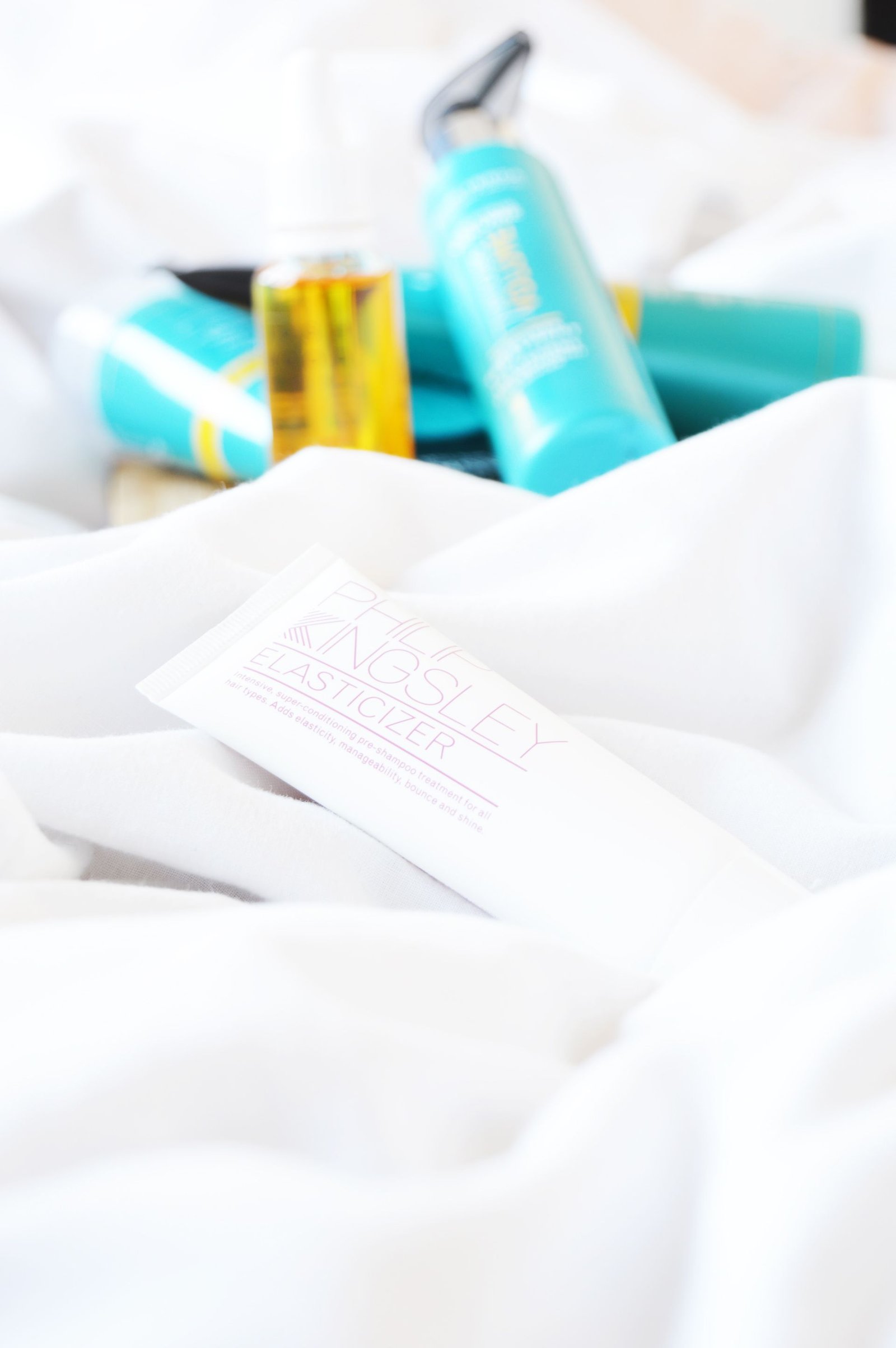 Philip Kingsley Elasticizer is an intensive pre-shampoo treatment. It is moisturising, gives elasticity, bounce and shine to hair. It also give UV protection even after washing the hair.