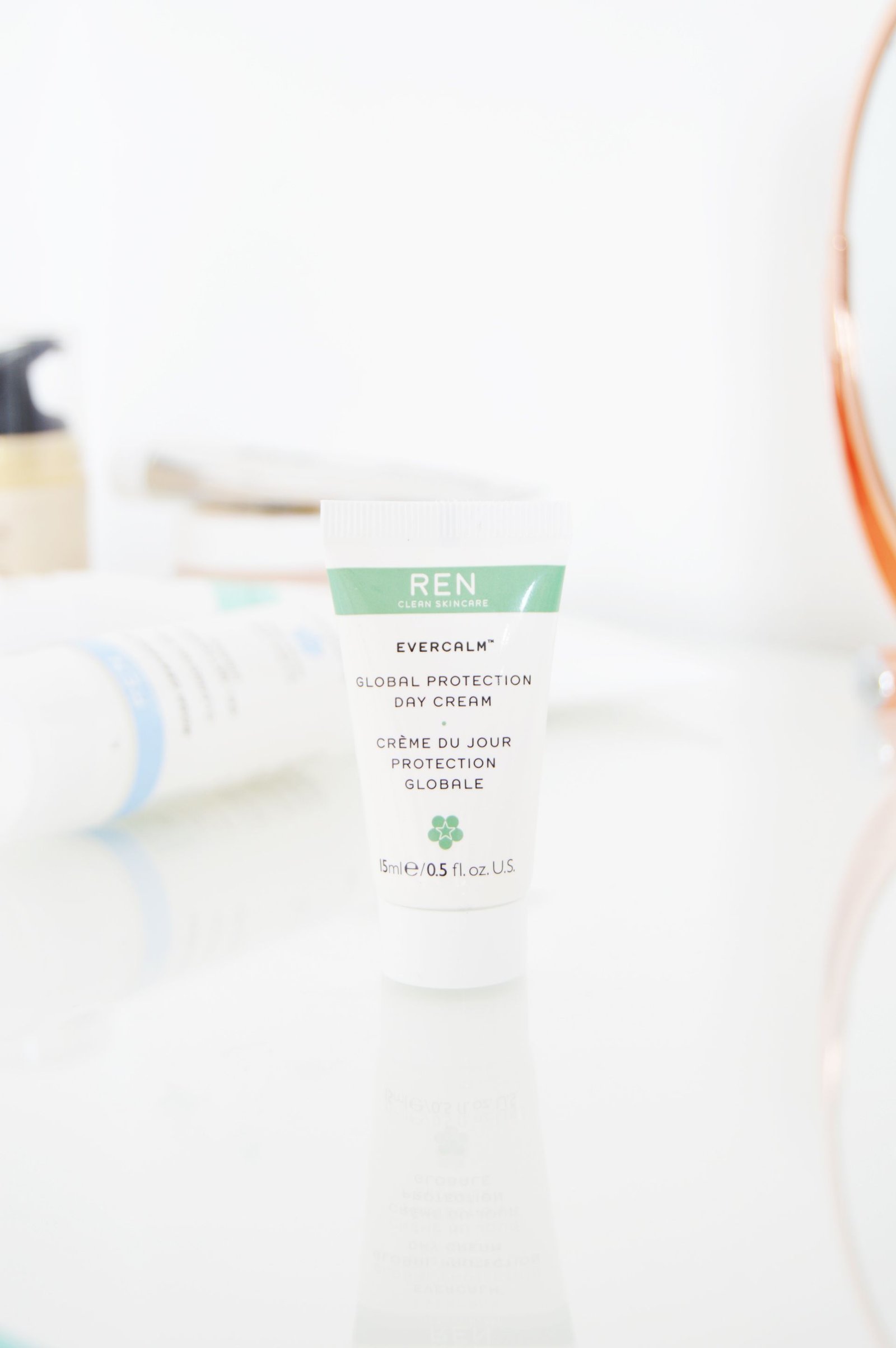 REN Evercalm Global Protection Day Cream is a lightweight and fast absorbing cream. It is suitable for sensitive skin and it leaves soft and hydrated skin. It protects the skin from the effects of pollution .