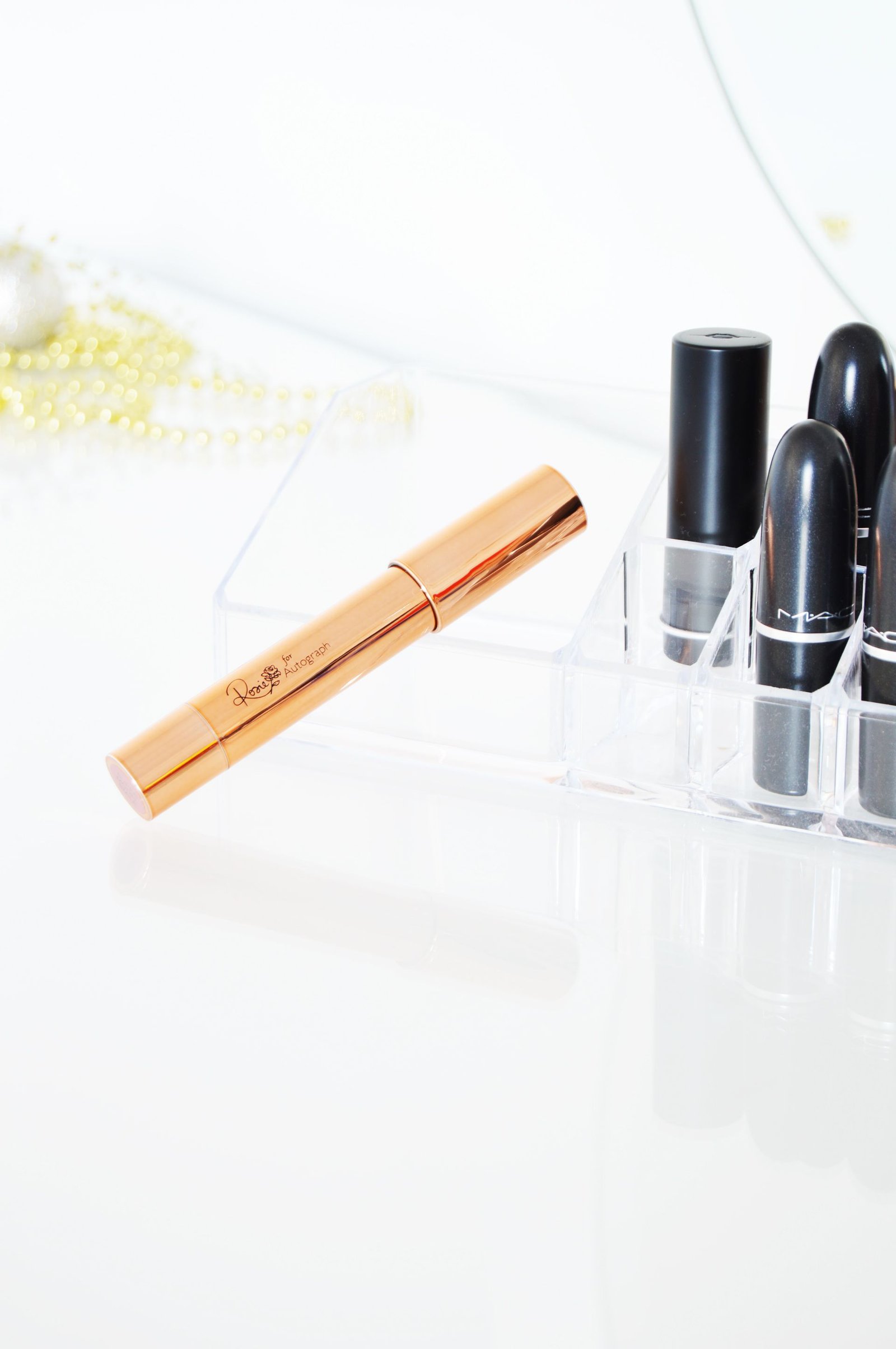 Rosie for Autograph Lip Glossy is a moisturising lip product that will keep the lips soft and give sheen glow.