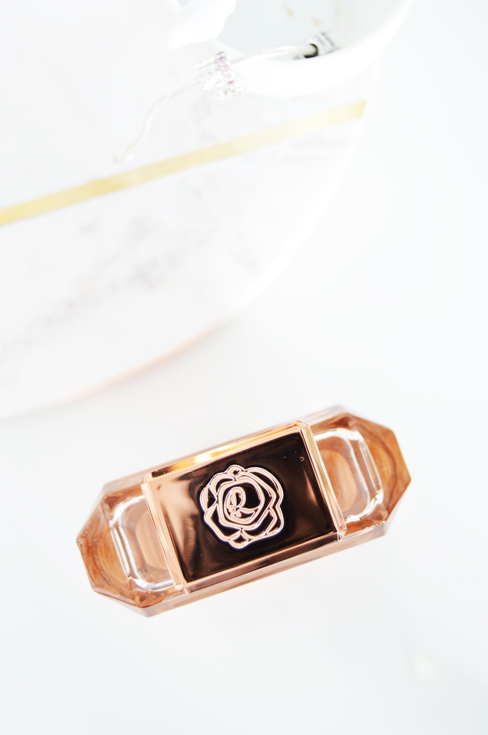 Rosie for Autograph Rose Gold is described as "Elegant, airy bergamot and soft spices are wrapped in smooth, floral bouquet notes..." and it smells as good as it's described. It is elegant, it is soft and it is refreshing. | Rosie for Autograph Rose Gold Review