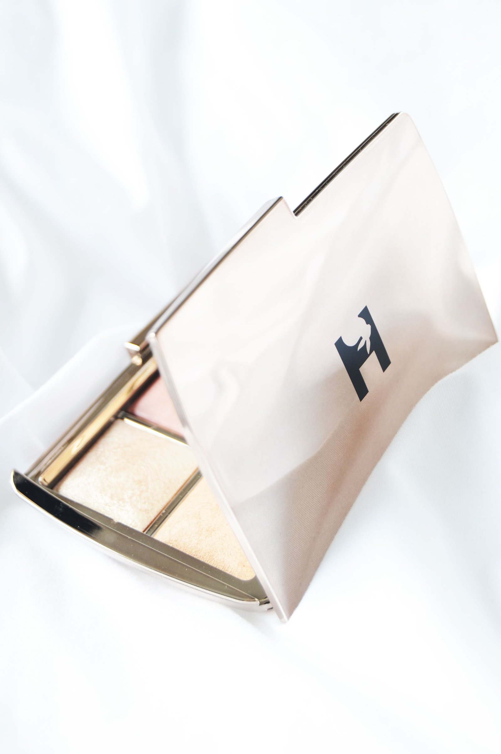 Hourglass Ambient Lighting Edit Unlocked Palette is Hourglass' first release with the new logo | Hourglass Ambient Lighting Edit Unlocked Palette Review