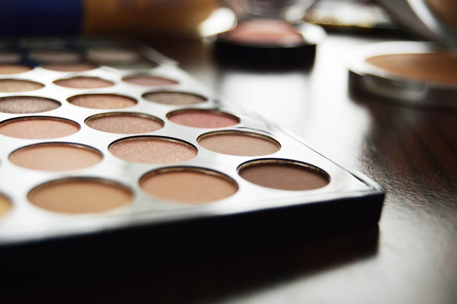 Weekend Makeup | Makeup Revolution Ultra Eyeshadow Palette Flawless has 32 pigmented and soft eyeshadows.
